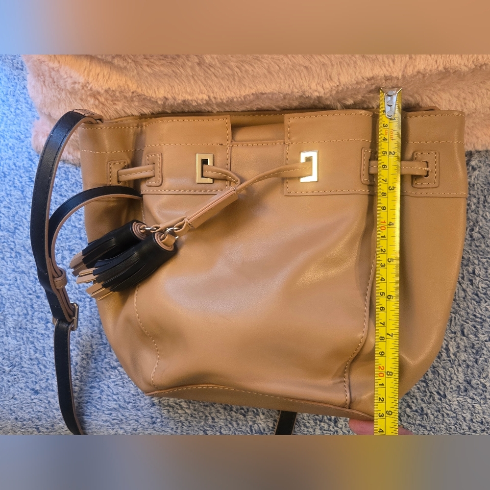 Nine West Take A Lift Crossbody Bag Tan W/ Black Tassles NWOT - Picture 5 of 7